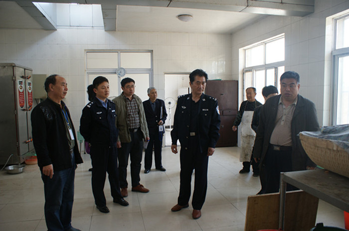 �����ؼ��Ժ�ٿ�פ����칤����ϯ���鲢�Կ������������а�ȫ���